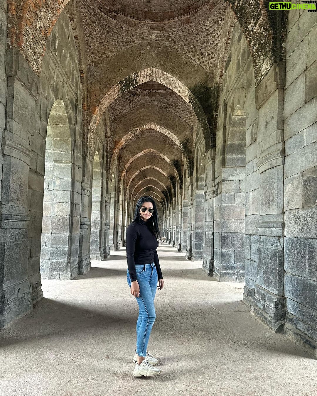 Ushasi Ray Instagram - Khawaab, khayaal, jazabaat, gham aur hum 💫 Last slide is special 🌸 Gour, Malda.