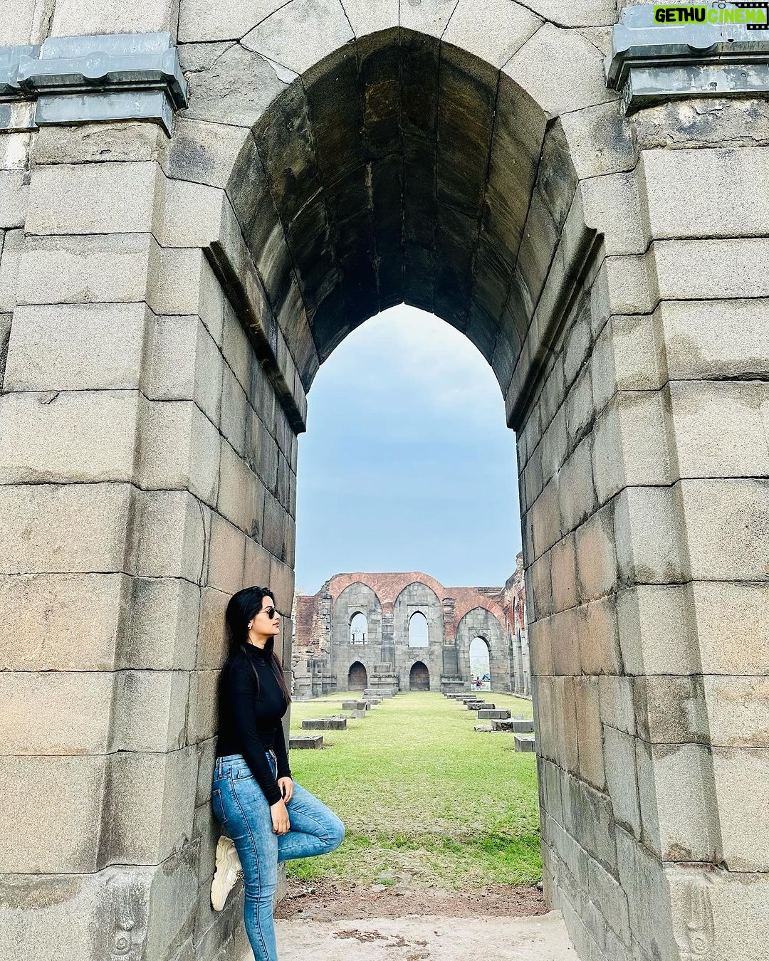 Ushasi Ray Instagram - Khawaab, khayaal, jazabaat, gham aur hum 💫 Last slide is special 🌸 Gour, Malda.
