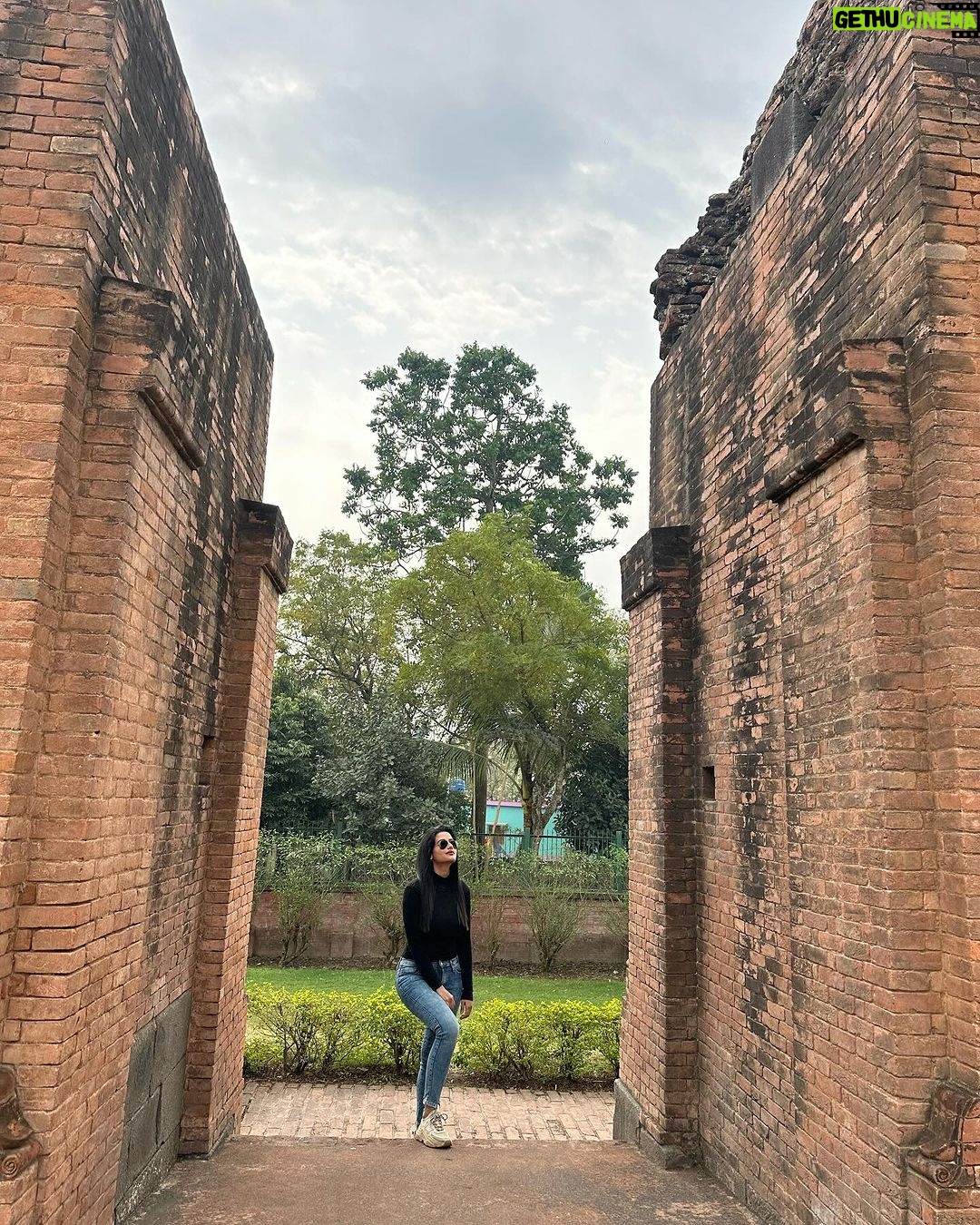 Ushasi Ray Instagram - Khawaab, khayaal, jazabaat, gham aur hum 💫 Last slide is special 🌸 Gour, Malda.