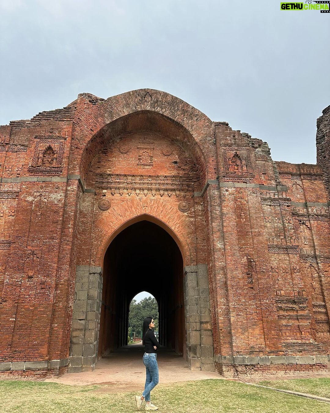 Ushasi Ray Instagram - Khawaab, khayaal, jazabaat, gham aur hum 💫 Last slide is special 🌸 Gour, Malda.