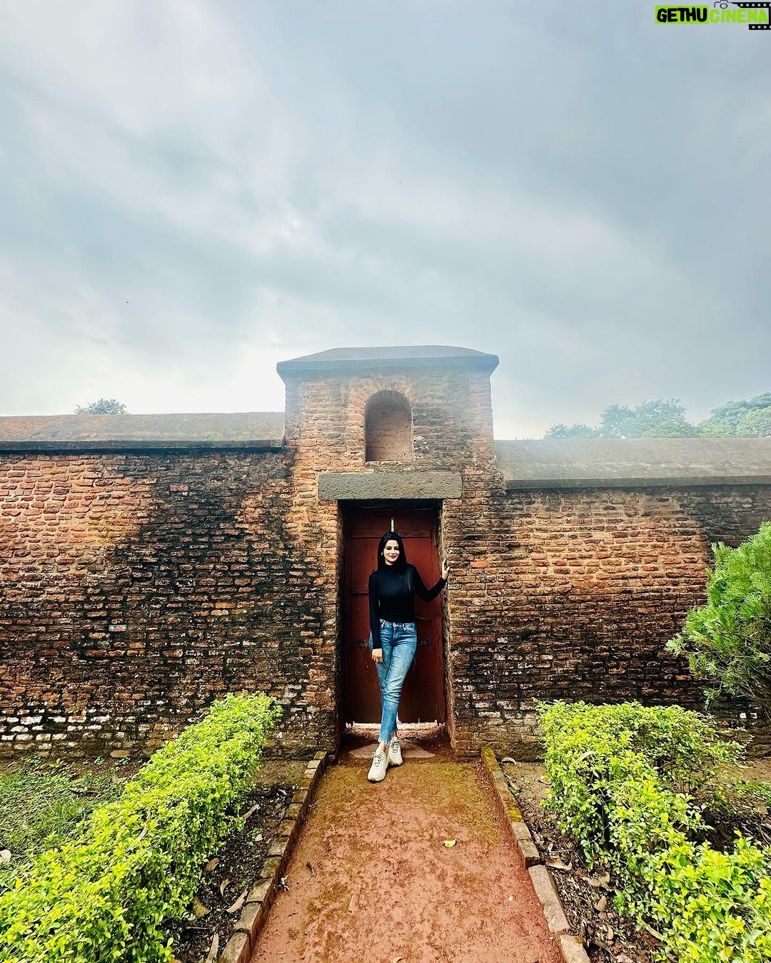 Ushasi Ray Instagram - Khawaab, khayaal, jazabaat, gham aur hum 💫 Last slide is special 🌸 Gour, Malda.