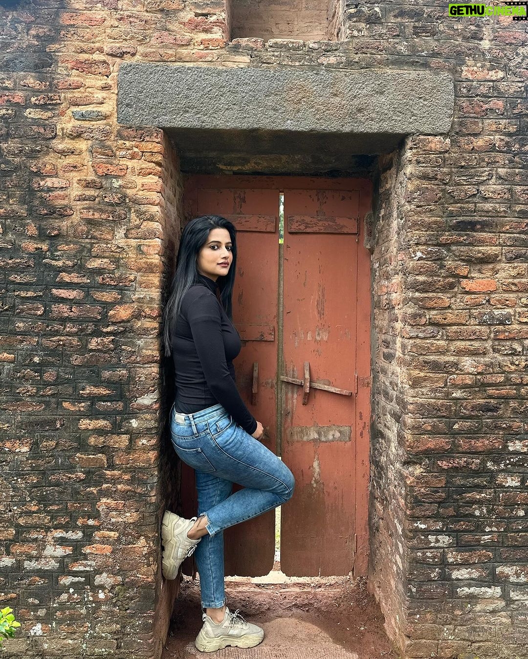 Ushasi Ray Instagram - Khawaab, khayaal, jazabaat, gham aur hum 💫 Last slide is special 🌸 Gour, Malda.
