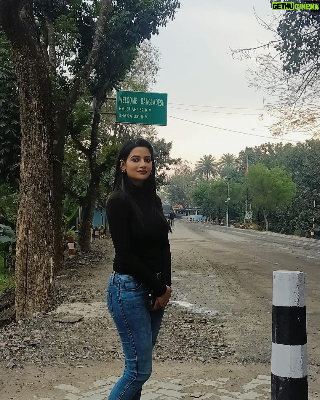 Ushasi Ray Instagram - Khawaab, khayaal, jazabaat, gham aur hum 💫 Last slide is special 🌸 Gour, Malda.