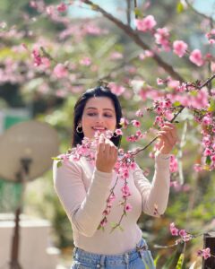 Ushasi Ray Instagram - 🌸🌸🌸🌸🌸 📸 @yudhajit_dey 📍 @chhotahaazribytherajbaribawali Mim Tea Estate, Sukhia, Darjeeling, West Bengal, India.
