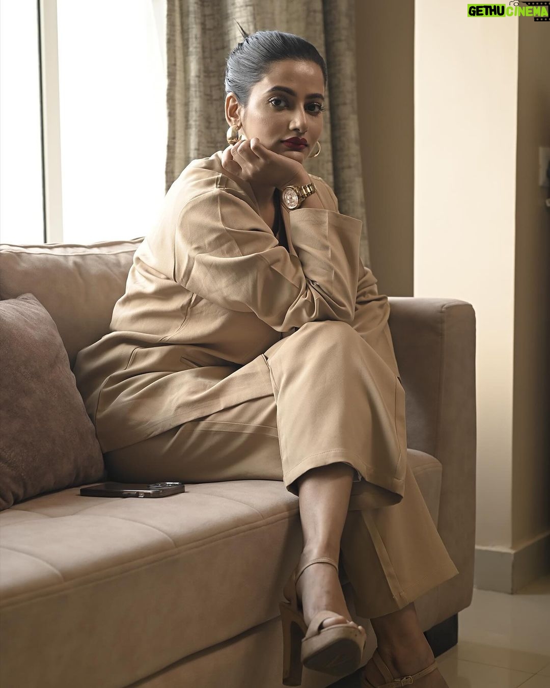 Ushasi Ray Instagram - Spring breaks loose 🍂 📸 @sourav3934 @suvadip_palai 🧥 @kiara_sen111 💄 @pritha_dutta_official Kolkata