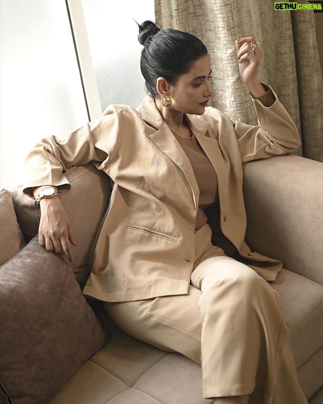 Ushasi Ray Instagram - Spring breaks loose 🍂 📸 @sourav3934 @suvadip_palai 🧥 @kiara_sen111 💄 @pritha_dutta_official Kolkata