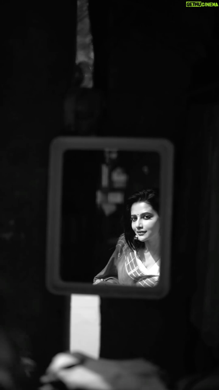 Ushasi Ray Instagram - शायद यह बहस ही, शहर की नब्ज़ है।। Poem by Amrita Pritam Concept @barun_uranchhu Capture @ami_baundule Edit @sahilrocxtar1 Saree @style_by_madhab @threaded_madhab