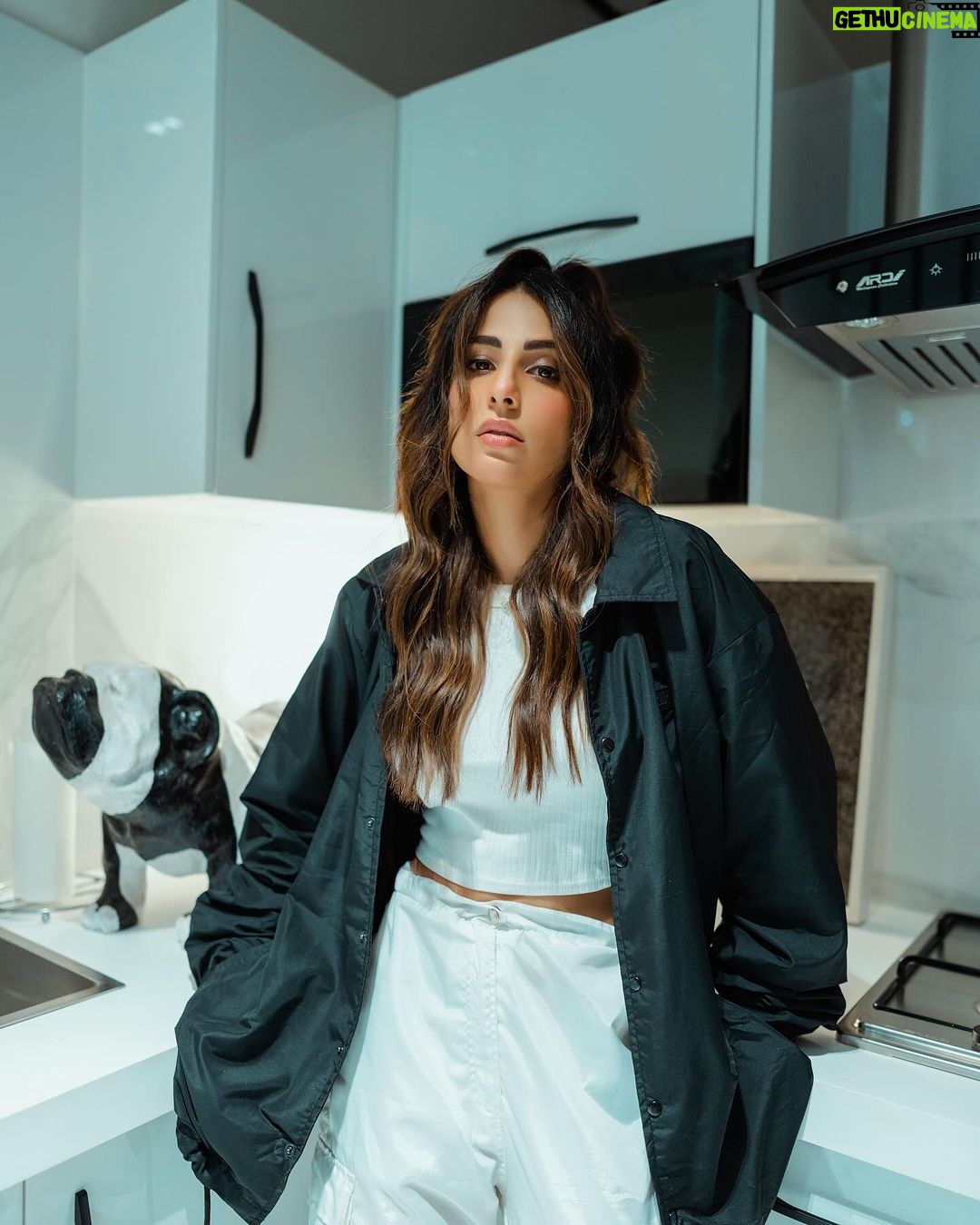 Ushna Shah Instagram - 99 problems, it start with the kink ❄️ @xii.x.official #ushnashah