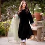 Ushna Shah Instagram - Wardrobe @sabeenabbas 🌟 Jewellery @hummingbird.dubai Hair and makeup @thekrisalyswomen Coordination @phsolutionspk