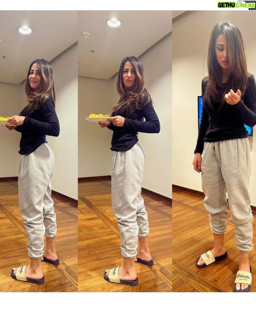 Ushna Shah Instagram - 1, 2 & 3 : Well rested & well fed 4. Vitamin C up my nosie 5. The Shashkaa @theshashkasyndicate 6. Why you should never get gel-colour application multiple times in a row. 7. Hard-headed 8. I-can-do-it-by-myself but I gotta abuse my @alburhanluggage 🧳 9. Servitude + Choo talkin bout Willis? + Lé Nail 10. Hamza studying for his thesis on boarding passes. #ushnashah
