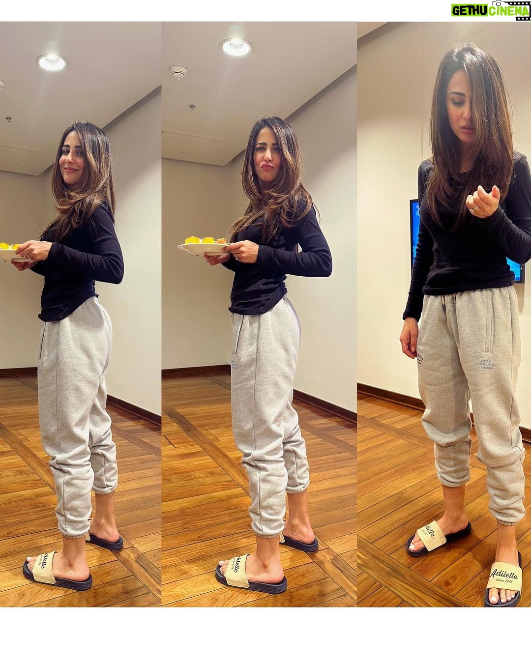 Ushna Shah Instagram - 1, 2 & 3 : Well rested & well fed 4. Vitamin C up my nosie 5. The Shashkaa @theshashkasyndicate 6. Why you should never get gel-colour application multiple times in a row. 7. Hard-headed 8. I-can-do-it-by-myself but I gotta abuse my @alburhanluggage 🧳 9. Servitude + Choo talkin bout Willis? + Lé Nail 10. Hamza studying for his thesis on boarding passes. #ushnashah