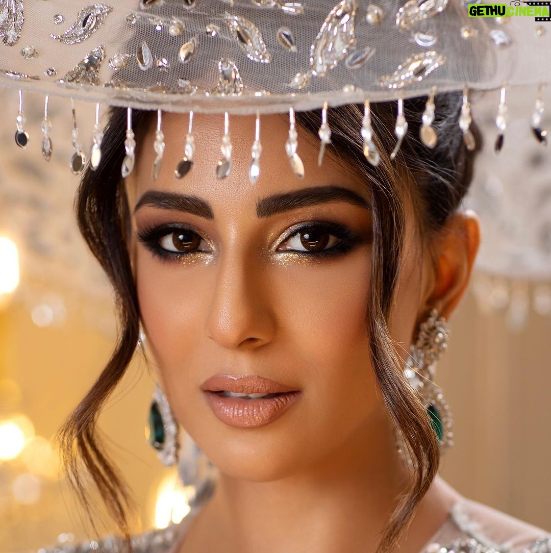 Ushna Shah Instagram - I am still shad0wbanned so not many people will get to see this shoot of ours, however, a moment of appreciation for @bridesbynabila & @azeemsaniofficial for their very hard work in making me look like this ππ
π @nabila_salon Makeup: @goshi.makeupartist Hair: @hairbyawais Styling & creative direction: @khojiiii Photography: @azeemsaniofficial #ushnashah #bridesbynabila #azeemsani #ushna #modernbride #gulimata #moderndesibride #moderneasternbride #arabicbridalmakeup