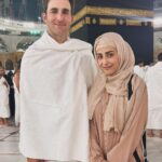 Ushna Shah Instagram - Keeping our Falas3 brothers & sisters in my heart and prayers, always. After being exiled from their homes and enduring apartheid for over 75 years, going through a brutal genocide that is massacring their ethnicity, may they finally be freed. Ameen. This was @hamza.amin87 first Umrah, so a big congratulations to him 🧿♥️ A special thank you to my brother, and also one of the producers of Eyyubi, @drkashifhansari, for facilitating a part of this Umrah and always giving me hope when I question this horrible time in the realms of faith. It was him who said ‘Beta go to the Kaaba and ask him why!’ So I did. @selahaddindizi is a series that is our media jihad; it is made for the purpose of showing the world our heroes, our history, and to depict a time when Jerusalem was governed by Muslims and all three Abrahamic faiths lived in peace. Before oppression, before colonisation, before apartheid. I urge everyone to watch it. I cannot tell you how proud I am to be a part of it.... Kaaba, Haram Shareef, Makkah