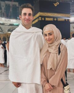 Ushna Shah Instagram - Keeping our Falas3 brothers & sisters in my heart and prayers, always. After being exiled from their homes and enduring apartheid for over 75 years, going through a brutal genocide that is massacring their ethnicity, may they finally be freed. Ameen. This was @hamza.amin87 first Umrah, so a big congratulations to him 🧿♥️ A special thank you to my brother, and also one of the producers of Eyyubi, @drkashifhansari, for facilitating a part of this Umrah and always giving me hope when I question this horrible time in the realms of faith. It was him who said ‘Beta go to the Kaaba and ask him why!’ So I did. @selahaddindizi is a series that is our media jihad; it is made for the purpose of showing the world our heroes, our history, and to depict a time when Jerusalem was governed by Muslims and all three Abrahamic faiths lived in peace. Before oppression, before colonisation, before apartheid. I urge everyone to watch it. I cannot tell you how proud I am to be a part of it.... Kaaba, Haram Shareef, Makkah