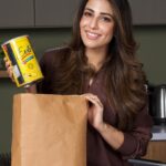 Ushna Shah Instagram - The secret to Ushna’s smart cooking is OUT! The NEW Eva VTF Banaspati 1 kg easy-open tin is convenient, handy, and ensures lasting product quality – it’s the smart choice for every smart household. Eva Virtaully Transfat Free Banaspati is free from harmful transfats, while regular banspati contains a whopping 20%, posing serious risks to heart health. @evacookingoilpk #UshnaShah #EvaCookingOil Director: @zaheeruddin7 Hair and Makeup: @honeymakeupartist0109 @hashu_hair @nabila_salon Styling: @ifrahhumayun Production: @seeme_production Casting: @the_casting_guild Coordination: @mintcommpk