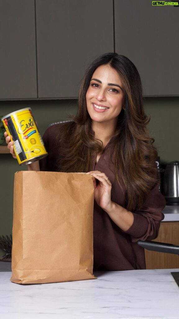 Ushna Shah Instagram - The secret to Ushna’s smart cooking is OUT! The NEW Eva VTF Banaspati 1 kg easy-open tin is convenient, handy, and ensures lasting product quality – it’s the smart choice for every smart household. Eva Virtaully Transfat Free Banaspati is free from harmful transfats, while regular banspati contains a whopping 20%, posing serious risks to heart health. @evacookingoilpk #UshnaShah #EvaCookingOil Director: @zaheeruddin7 Hair and Makeup: @honeymakeupartist0109 @hashu_hair @nabila_salon Styling: @ifrahhumayun Production: @seeme_production Casting: @the_casting_guild Coordination: @mintcommpk