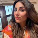 Ushna Shah Instagram - مری انگیجمنٹ کافی کم ہو چکی ہے۔ الگورتھم کو توڑنے کے لئے اپنی شکل لگا رہی ھو۔ پلیس جو خبریں میں شیئر کرتی ھو انہیں ریشر کریں۔ اور پلیز ایکس پہ آجائیں وہ iاس ایپ سے کام سینسرڈ ہے ۔
