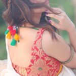 Ushna Shah Instagram - Role-play ————— @iam3h @bohemebykanwal @nabila_salon @goshi.makeupartist #ushnashah #saari #saariinspo #ethnicwear
