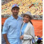 Ushna Shah Instagram - Great to see the 🃏 in a close (enough) match. Beautiful 🇫🇷 grand-slam experience courtesy @rolex & of course, the Pakistallion @hamza.amin87 😘 🐎 #ushnashah #hamzaamin #novakdjokovic #carolinegarcia #xiyuwang #AleksandarKovacevic #phillipchatriercourt #centercourt #frenchtennisopen #rolex Roland Garros Court Philip Chatrier