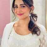Ushna Shah Instagram - Greta (the forehead vein) and I had a wonderful Ramzan, did you? 👗 @zainabchottaniofficial Earrings: @esfirjewels 💄 & Hair @thekrisalyswomen #ushnashah