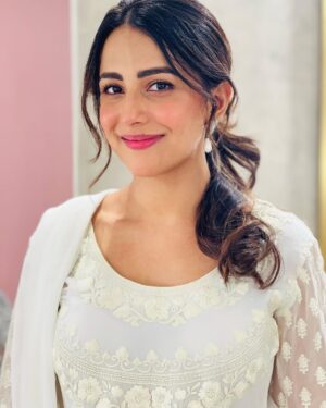 Ushna Shah Instagram - Greta (the forehead vein) and I had a wonderful Ramzan, did you?

👗 @zainabchottaniofficial 
Earrings: @esfirjewels 
💄 & Hair @thekrisalyswomen #ushnashah