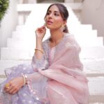 Ushna Shah Instagram - 🌅 @zainabchottaniofficial @goshi.makeupartist @hashu_hair @esfirjewels @insignia_shoes #ushnashah #jeetopakistan @nabila_salon @zrphotography012