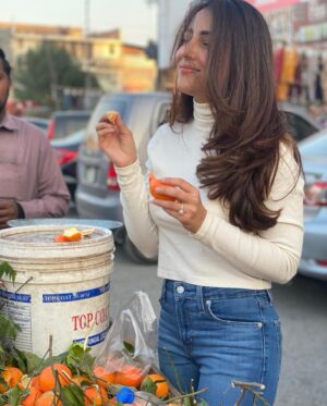 Ushna Shah Instagram - Mayee ne mein KINNU aakhaN 🍊