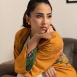 Ushna Shah Instagram - Some mustard for those those Monday blues ~ @lulusaronline 🌞 MUA @geenakashif