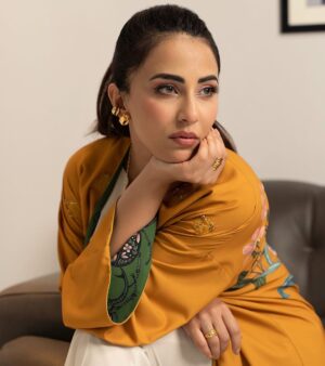 Ushna Shah Instagram - Some mustard for those those Monday blues ~ 

@lulusaronline 🌞 
MUA @geenakashif