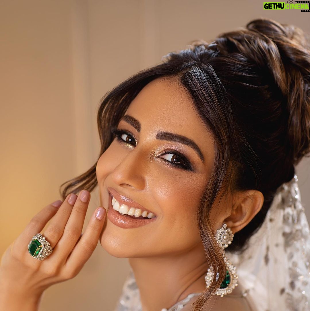 Ushna Shah Instagram - I am still shad0wbanned so not many people will get to see this shoot of ours, however, a moment of appreciation for @bridesbynabila & @azeemsaniofficial for their very hard work in making me look like this ππ
π @nabila_salon Makeup: @goshi.makeupartist Hair: @hairbyawais Styling & creative direction: @khojiiii Photography: @azeemsaniofficial #ushnashah #bridesbynabila #azeemsani #ushna #modernbride #gulimata #moderndesibride #moderneasternbride #arabicbridalmakeup