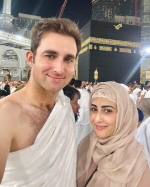 Ushna Shah Instagram - Keeping our Falas3 brothers & sisters in my heart and prayers, always. After being exiled from their homes and enduring apartheid for over 75 years, going through a brutal genocide that is massacring their ethnicity, may they finally be freed. Ameen.

This was @hamza.amin87 first Umrah, so a big congratulations to him 🧿♥️

A special thank you to my brother, and also one of the producers of Eyyubi, @drkashifhansari, for facilitating a part of this Umrah and always giving me hope when I question this horrible time in the realms of faith. It was him who said ‘Beta go to the Kaaba and ask him why!’ So I did. @selahaddindizi is a series that is our media jihad; it is made for the purpose of showing the world our heroes, our history, and to depict a time when Jerusalem was governed by Muslims and all three Abrahamic faiths lived in peace. Before oppression, before colonisation, before apartheid. I urge everyone to watch it. I cannot tell you how proud I am to be a part of it....