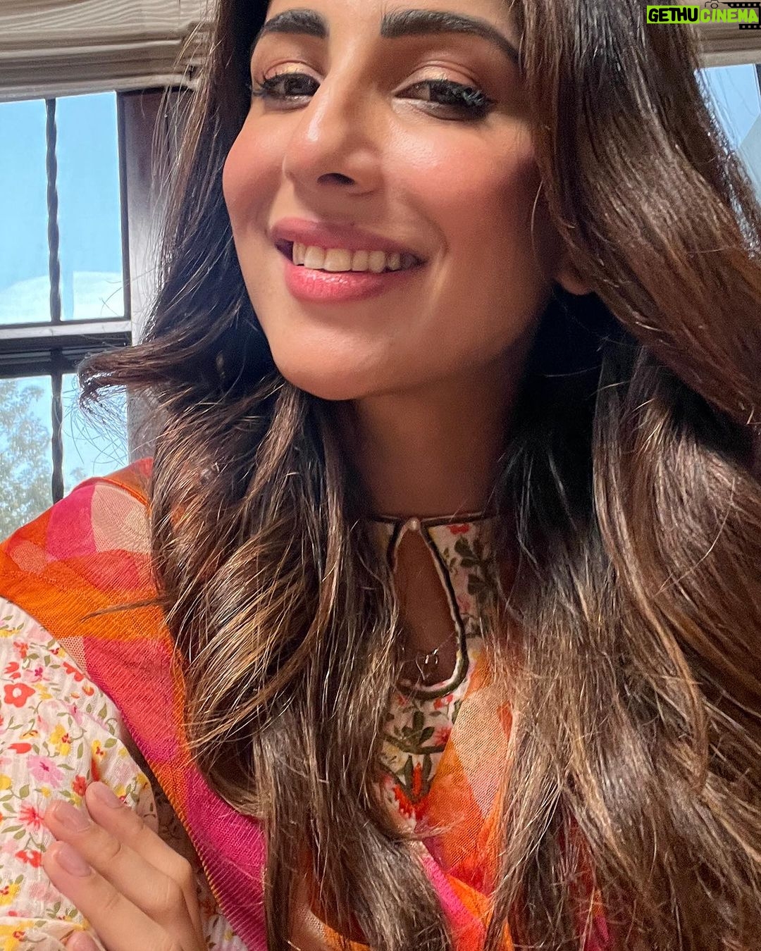 Ushna Shah Instagram - مری انگیجمنٹ کافی کم ہو چکی ہے۔ الگورتھم کو توڑنے کے لئے اپنی شکل لگا رہی ھو۔ پلیس جو خبریں میں شیئر کرتی ھو انہیں ریشر کریں۔ اور پلیز ایکس پہ آجائیں وہ iاس ایپ سے کام سینسرڈ ہے ۔