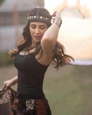 Ushna Shah Instagram - I’m coming for you, Xena!

@iam3h 
@houseofparishae 
@nabila_salon 
@goshi.makeupartist
#ushnashah