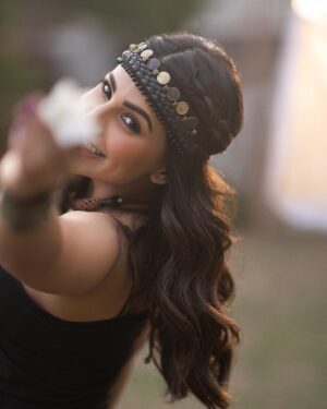 Ushna Shah Instagram - I’m coming for you, Xena!

@iam3h 
@houseofparishae 
@nabila_salon 
@goshi.makeupartist
#ushnashah