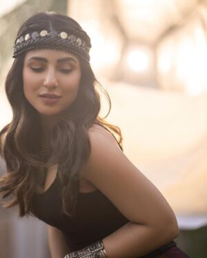 Ushna Shah Instagram - I’m coming for you, Xena!

@iam3h 
@houseofparishae 
@nabila_salon 
@goshi.makeupartist
#ushnashah
