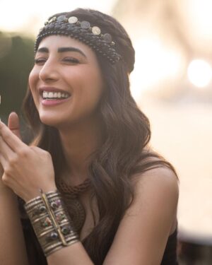 Ushna Shah Instagram - I’m coming for you, Xena!

@iam3h 
@houseofparishae 
@nabila_salon 
@goshi.makeupartist
#ushnashah