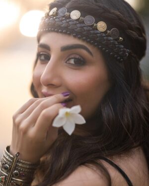 Ushna Shah Instagram - I’m coming for you, Xena!

@iam3h 
@houseofparishae 
@nabila_salon 
@goshi.makeupartist
#ushnashah