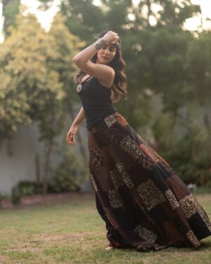 Ushna Shah Instagram - I’m coming for you, Xena!

@iam3h 
@houseofparishae 
@nabila_salon 
@goshi.makeupartist
#ushnashah