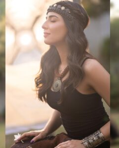 Ushna Shah Instagram - I’m coming for you, Xena! @iam3h @houseofparishae @nabila_salon @goshi.makeupartist #ushnashah
