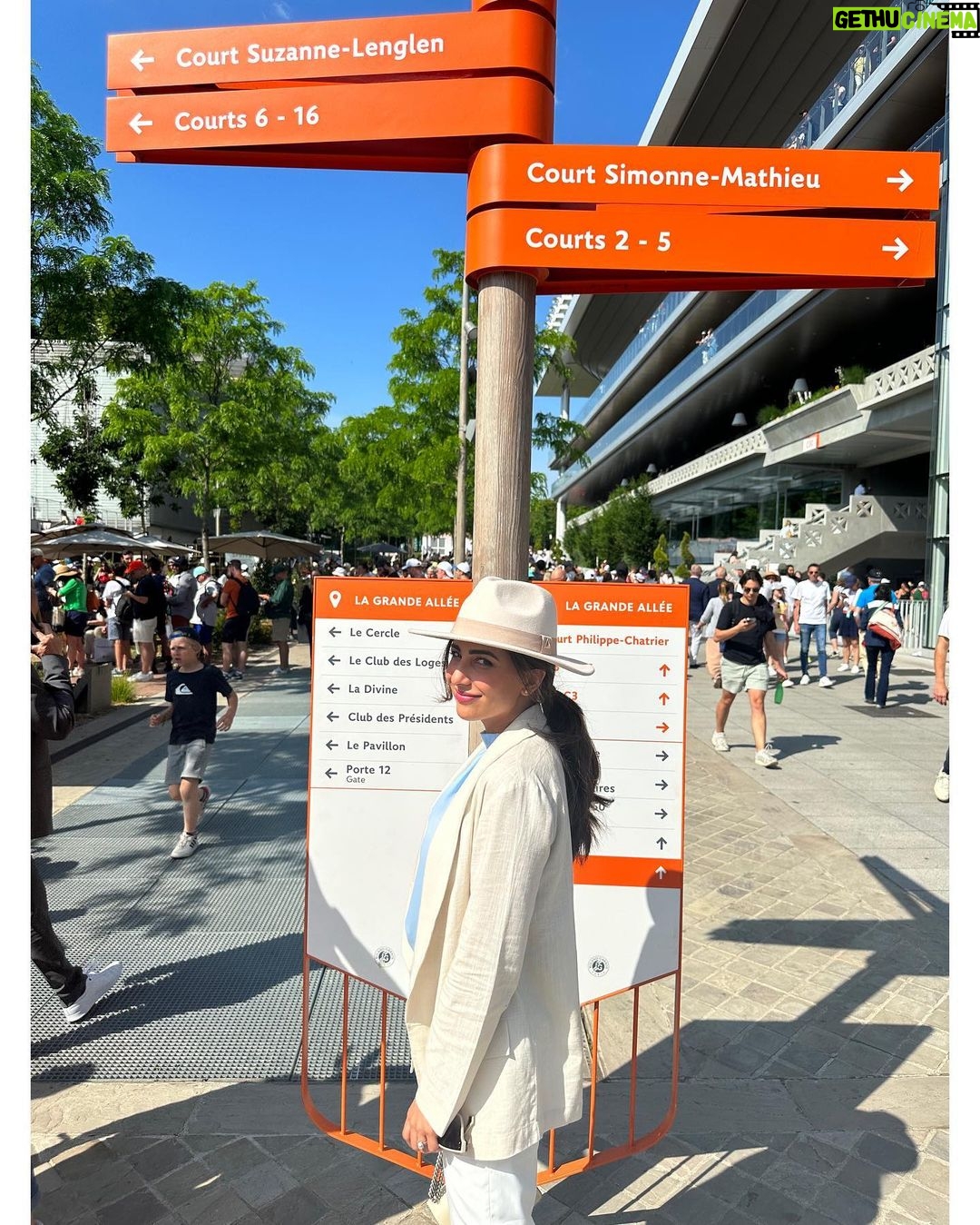 Ushna Shah Instagram - Great to see the π in a close (enough) match. Beautiful π«π· grand-slam experience courtesy @rolex & of course, the Pakistallion @hamza.amin87 π π #ushnashah #hamzaamin #novakdjokovic #carolinegarcia #xiyuwang #AleksandarKovacevic #phillipchatriercourt #centercourt #frenchtennisopen #rolex Roland Garros Court Philip Chatrier