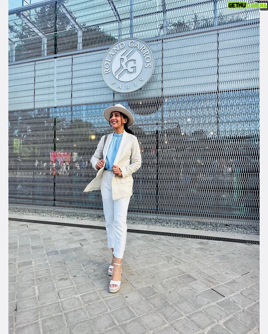 Ushna Shah Instagram - Great to see the π in a close (enough) match. Beautiful π«π· grand-slam experience courtesy @rolex & of course, the Pakistallion @hamza.amin87 π π #ushnashah #hamzaamin #novakdjokovic #carolinegarcia #xiyuwang #AleksandarKovacevic #phillipchatriercourt #centercourt #frenchtennisopen #rolex Roland Garros Court Philip Chatrier