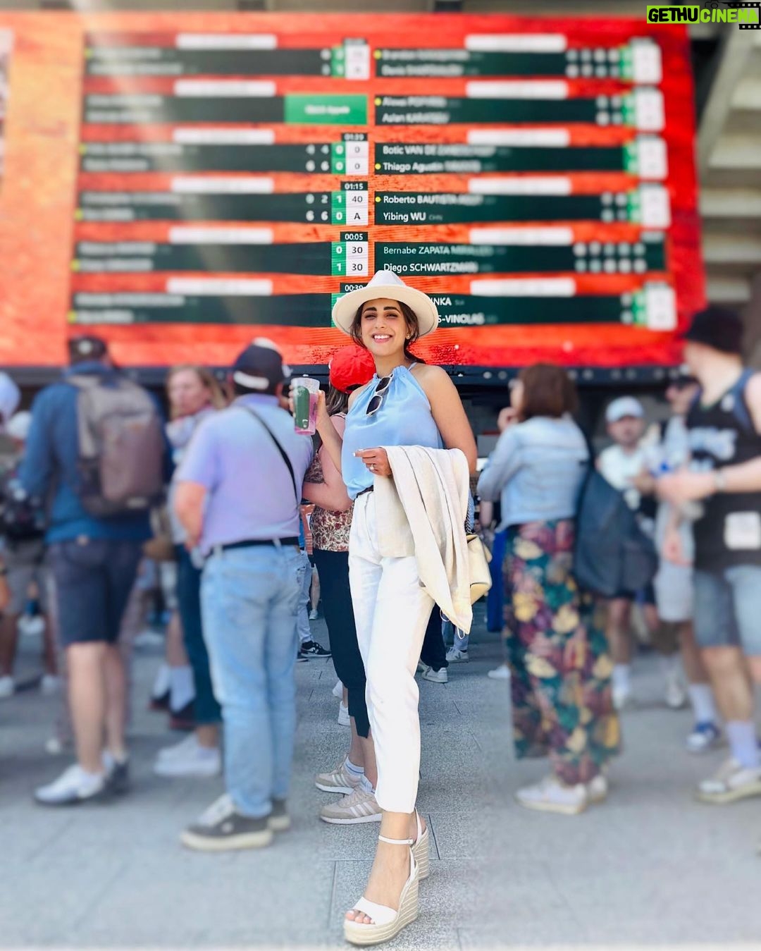Ushna Shah Instagram - Great to see the π in a close (enough) match. Beautiful π«π· grand-slam experience courtesy @rolex & of course, the Pakistallion @hamza.amin87 π π #ushnashah #hamzaamin #novakdjokovic #carolinegarcia #xiyuwang #AleksandarKovacevic #phillipchatriercourt #centercourt #frenchtennisopen #rolex Roland Garros Court Philip Chatrier