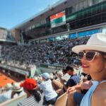 Ushna Shah Instagram - Great to see the 🃏 in a close (enough) match. Beautiful 🇫🇷 grand-slam experience courtesy @rolex & of course, the Pakistallion @hamza.amin87 😘 🐎 #ushnashah #hamzaamin #novakdjokovic #carolinegarcia #xiyuwang #AleksandarKovacevic #phillipchatriercourt #centercourt #frenchtennisopen #rolex Roland Garros Court Philip Chatrier