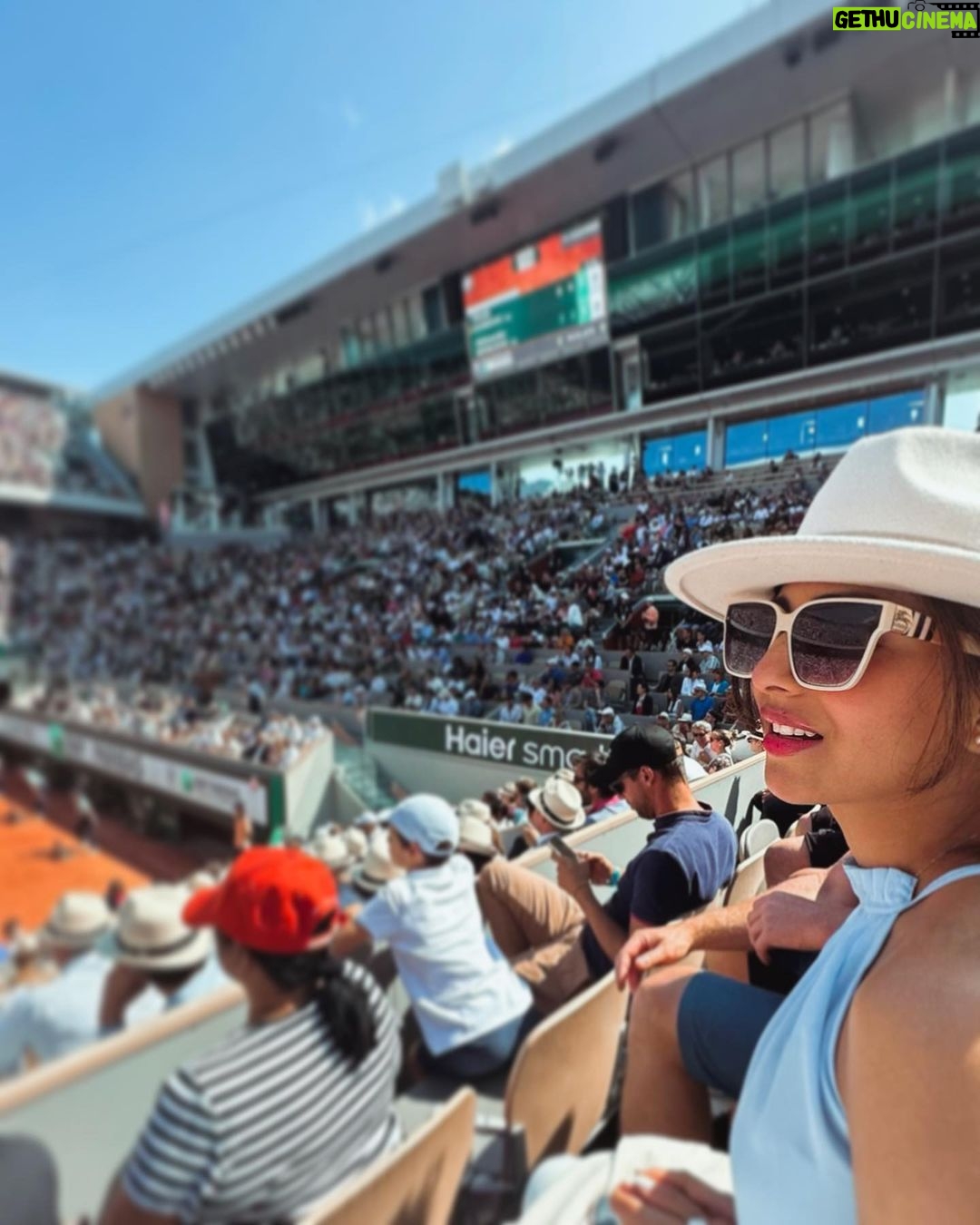 Ushna Shah Instagram - Great to see the π in a close (enough) match. Beautiful π«π· grand-slam experience courtesy @rolex & of course, the Pakistallion @hamza.amin87 π π #ushnashah #hamzaamin #novakdjokovic #carolinegarcia #xiyuwang #AleksandarKovacevic #phillipchatriercourt #centercourt #frenchtennisopen #rolex Roland Garros Court Philip Chatrier