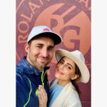 Ushna Shah Instagram - Great to see the 🃏 in a close (enough) match. Beautiful 🇫🇷 grand-slam experience courtesy @rolex & of course, the Pakistallion @hamza.amin87 😘 🐎 #ushnashah #hamzaamin #novakdjokovic #carolinegarcia #xiyuwang #AleksandarKovacevic #phillipchatriercourt #centercourt #frenchtennisopen #rolex Roland Garros Court Philip Chatrier