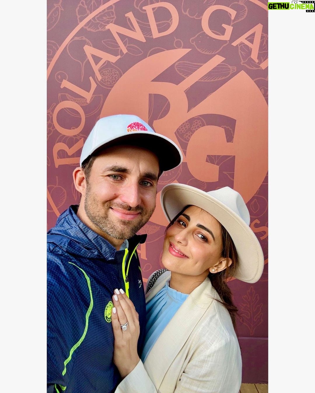 Ushna Shah Instagram - Great to see the π in a close (enough) match. Beautiful π«π· grand-slam experience courtesy @rolex & of course, the Pakistallion @hamza.amin87 π π #ushnashah #hamzaamin #novakdjokovic #carolinegarcia #xiyuwang #AleksandarKovacevic #phillipchatriercourt #centercourt #frenchtennisopen #rolex Roland Garros Court Philip Chatrier