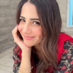 Ushna Shah Instagram - Diljit Dosanj fan club 🏖️ (a special cameo at the end) @yashmeera.jan @usama.khan11 #narcothepitbull #martinatheyorkie #ushnashah @arydigital.tv #ary #bts #ghair #diljitdosanjh