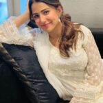 Ushna Shah Instagram - Greta (the forehead vein) and I had a wonderful Ramzan, did you? 👗 @zainabchottaniofficial Earrings: @esfirjewels 💄 & Hair @thekrisalyswomen #ushnashah