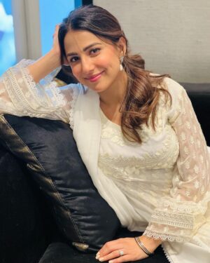 Ushna Shah Instagram - Greta (the forehead vein) and I had a wonderful Ramzan, did you?

👗 @zainabchottaniofficial 
Earrings: @esfirjewels 
💄 & Hair @thekrisalyswomen #ushnashah