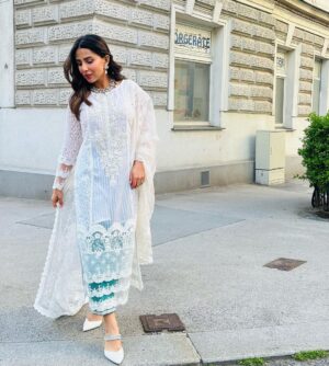 Ushna Shah Instagram - Eid Mubarak from the Amins in Wien!🌙 
@hamza.amin87 

Both of us wearing our friend @zainabchottaniofficial 😘 

My Jewelery: @esfirjewels 
My shoes: @insignia_shoes 
#ushnashah #ushnashahamin #eidday1
